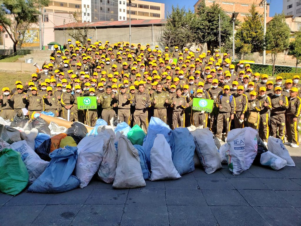 Pol_Boliviana's tweet photo. #LaPaz
Nuestros servidores policiales de #CEFOTES desarrollaron un "PLOGGING" en la jornada de hoy en la Av. Buenos Aires y en la Av. Manco Kapac, recogiendo gran cantidad de basura a tiempo de realizar el respectivo entrenamiento físico. https://t.co/4Bi1zbNWyr