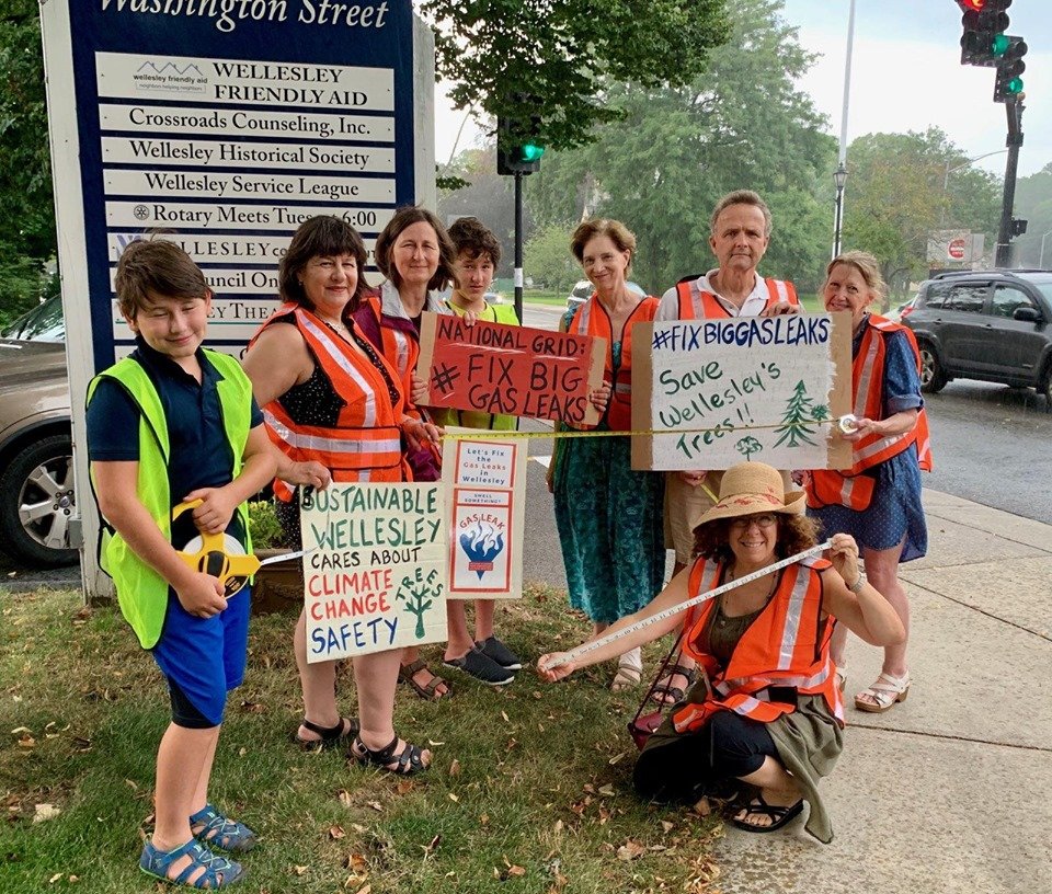 raindeer's tweet photo. @NationalGridUS we are standing next to a major gas leak at Wellesley Community Center. Please #FixBigGasLeaks all over our town, like you promised! @SustWellesley @MothersOutFront #NGridMeasureUp https://t.co/b0QIVxGh2r