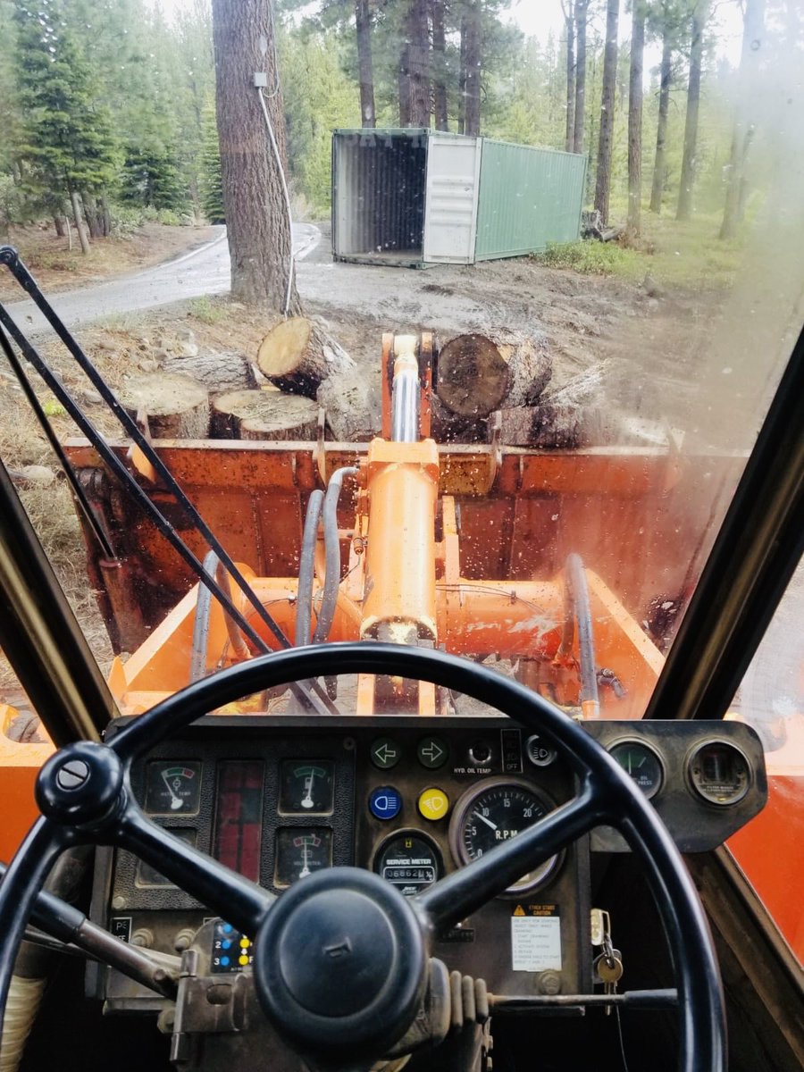 JeremyRenner's tweet image. Lovin’ chores on the ranch! I hope your day is filled with things you enjoy as you work #workplay #firepitprep #circleupwithlovedones #firechats