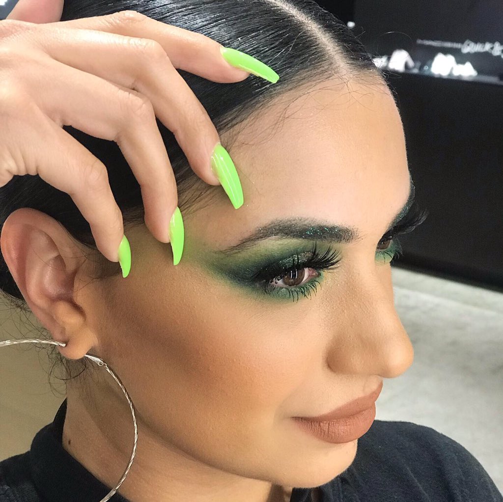 carmenrangel12's tweet photo. My love for the greens ๐ด๐ฅ๐ฅฆ
#maccosmetics #greeneyeshadow #motd #greeneyeshadowlook #greennails #green #macgirl #mexicana #maquillista #sombraverde #sombrasverdes #sombrasverdesydoradas #seattlemakeup #seattlemakeupartist #maquillajeseattle #maquillistaseattle @maccosmetics https://t.co/dlXvfoglRO
