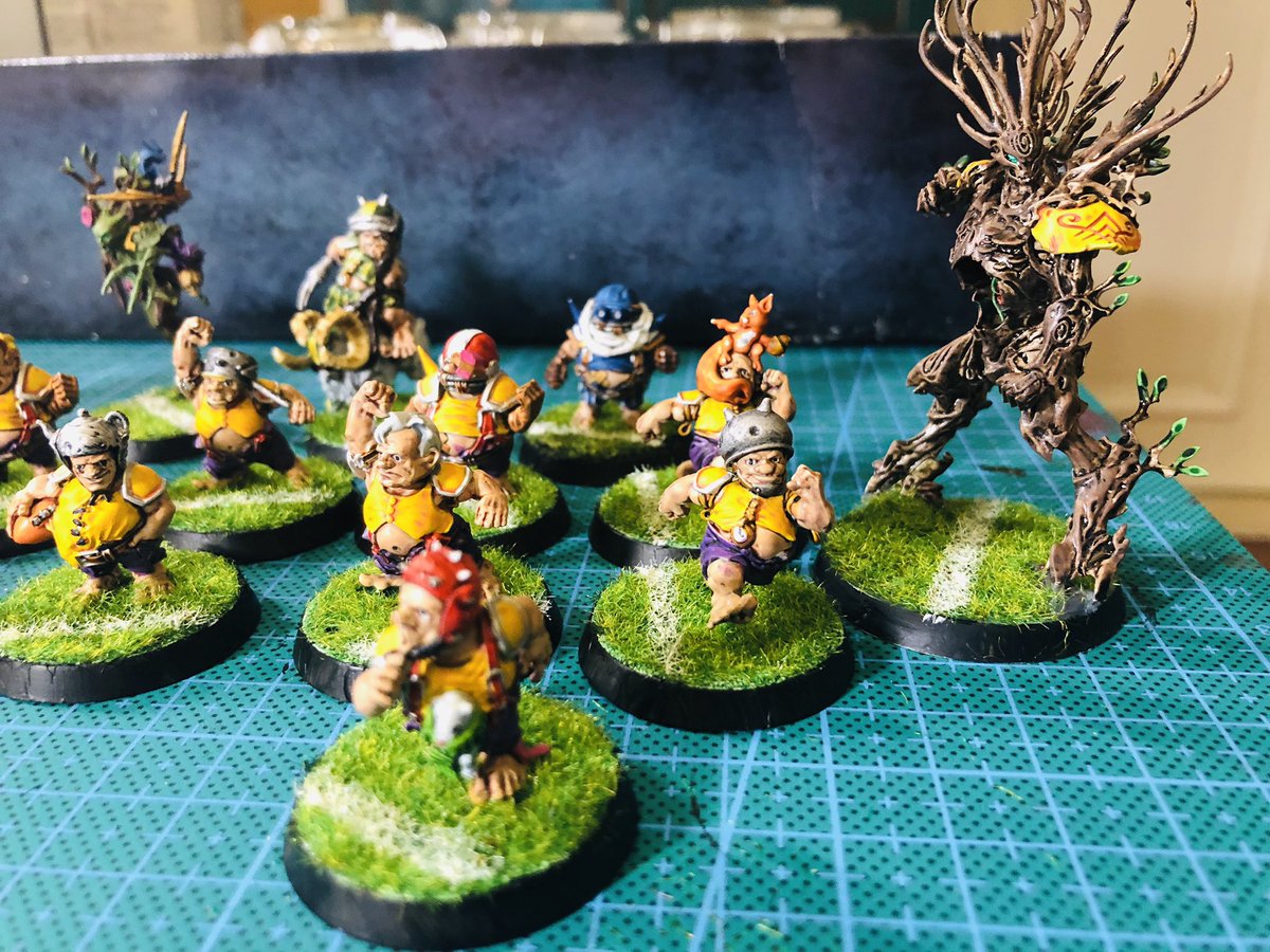 AlixanderMcFly's tweet photo. 3rd 24hr #Contrastpaint challenge done - The Crediton Crapbags - Halfling team with 4 Star Player conversions - #CaptainColander, #PuggyBaconbreath, #WillowRosebark and #RumbelowSheepskin. Thanks @M3DMprints for the awesome War Ram model #PaintingWarhammer #Bloodbowl #Devonfolk https://t.co/lbrxfMjYPg