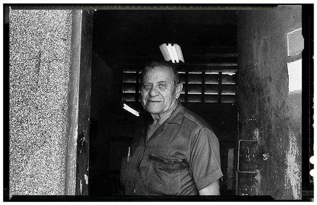 irapercheco's tweet photo. Si falla el ascensor, hay que cambiar un bombillo o se requiere modelo para la tarea de @ariescaracas en fotografía analógica ...indiscutiblemente ¡¡¡Betancourt es el Hombre!!!!! ..
#fotografiaanalogica 
#pentax
#fotografia35mm 
#35mm 
#analogicphoto
#bl… https://t.co/ay160P0Ayp https://t.co/4sgMMRAc8l