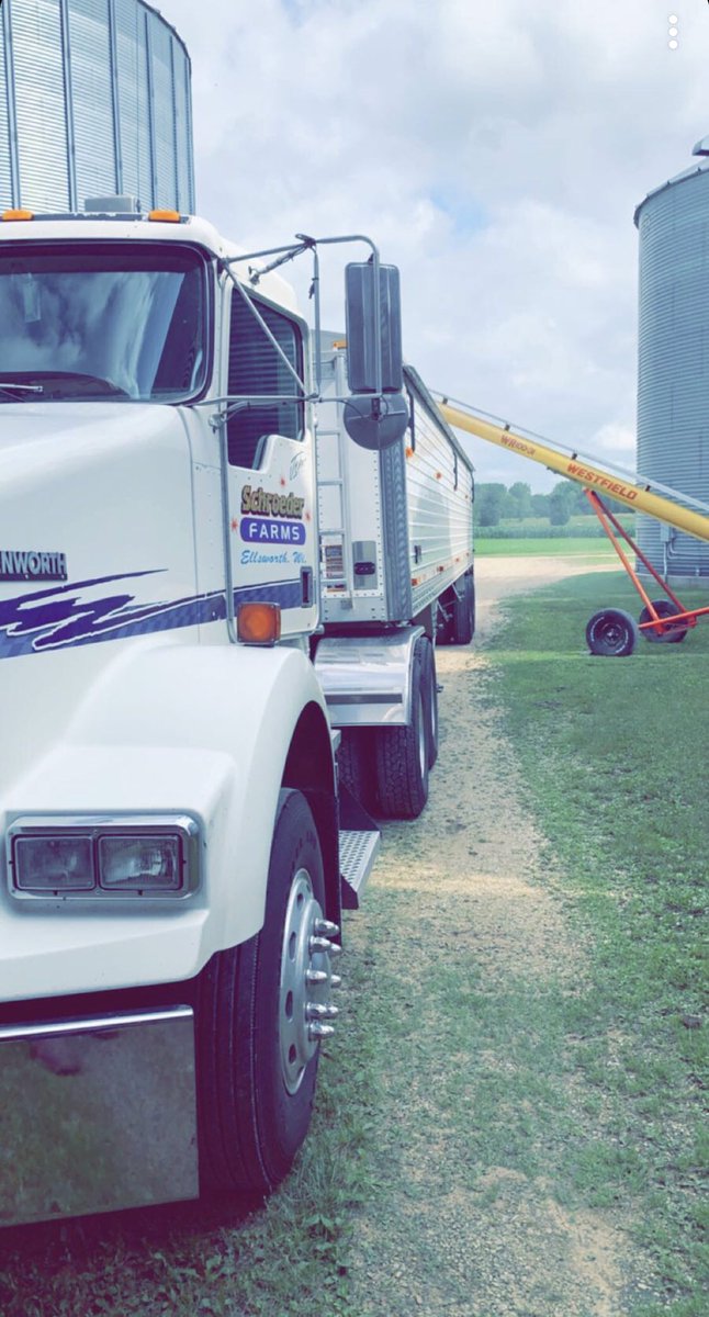SchroederFarms2's tweet image. Moving grain this week #WaitInLine #Netflix&amp;amp;Chill #NoMoreSideDraw