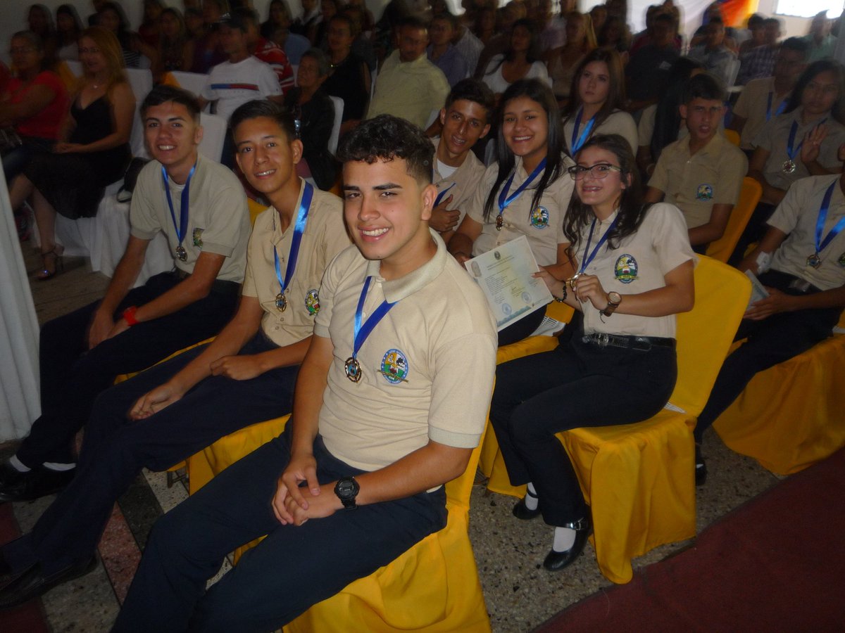 #EnFotos || Acto de grado de nuestros Bachilleres del Liceo Nacional Manuel Felipe Rugeles <a href="/abmafer1/">LICEO N. MANUEL F. RUGELES</a> municipio Andrés Bello #Táchira 
¡Felicitaciones! 🎓
#VenezuelaProduceEnPaz 
@MPPEDUCACION @psuvaristobulo @ZonaEducTachira <a href="/FreddyBernal/">Freddy Bernal</a> <a href="/JuntosXTachira/">Protectorado Táchira</a>