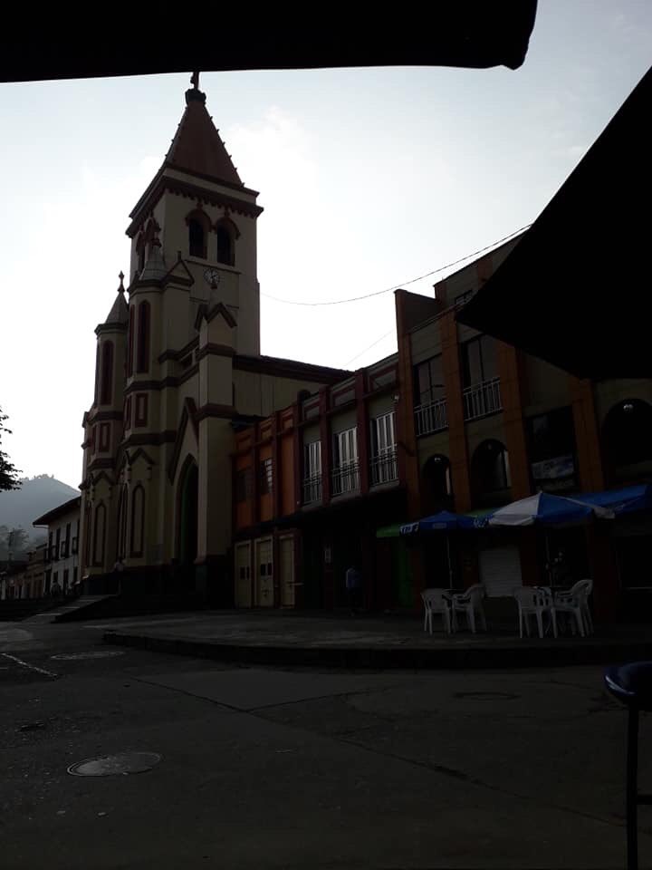 LasletrasvanCol's tweet photo. #Recordemos cuando las Letras Van Por Colombia llegó a Urrao-Antioquia, aquí todos los docentes se  reunieron para brindarle lo mejor a este proyecto. @MeraniProyectos https://t.co/kep8vXI8ic
