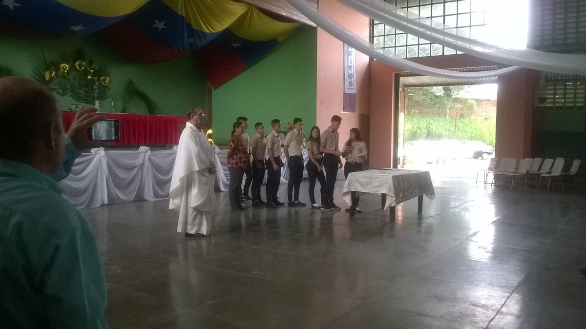 charlychaves's tweet photo. ¡Felicitaciones para nuestros Bachilleres de la República Bolivariana de Venezuela! 🇻🇪

Nuestra muchachada del Liceo Nacional Pedro María Morantes "Promoción 55" 🎓🇻🇪
#Táchira
#VenezuelaProduceEnPaz 
@NicolasMaduro @MPPEDUCACION @psuvaristobulo @ZonaEducTachira @FreddyBernal https://t.co/RiWHH0v6kO