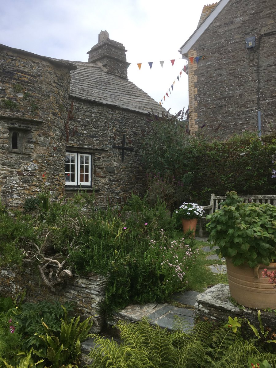 zarahandley's tweet photo. Tintagel Old Post office, built in 14th century as a Manor House, used for different purposes until Victorian used it as a post office! Now looked after by NT. today’s photos. https://t.co/Uj2BerdIqx