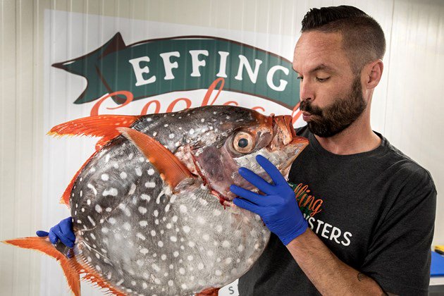 "It was a crapshoot, but I had to believe in myself. I decided to go to farmers markets and at the same time I met chefs." Great article in <a href="/stalbertgazette/">St Albert Gazette</a> on @VIU_Alumni Rob Tryon (<a href="/effingoyster/">Effing Rob</a>), owner of #effingseafood: bit.ly/2XyLVQG