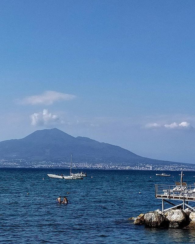 Dagli occhi al cuore, è un attimo🌊🌅
#sea #vesuvio #naples #costierasorrentina #italy_vacations #sunrise_sunset_photogroup #summerstyle #vicoequense #italytravel #seaside #panoramabeach #dolcideliziedicasa #maremaremare #photooftheday #travelphotograp… ift.tt/2MuYiXl