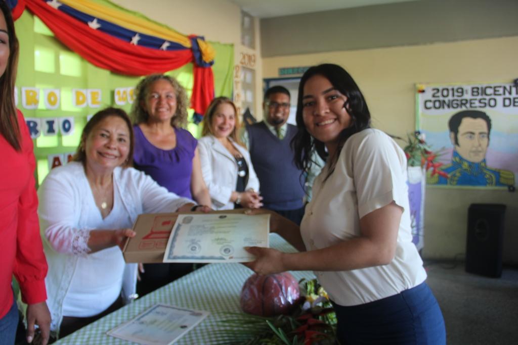 Así fue la entrega de titulos de bachiller en el municipio palavecino.Con profunda alegría y una fiesta pedagógica #VenezuelaProduceEnPaz #VenezuelaEnBatalla