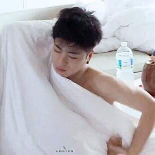 junhoe sleeping vs junhoe waking up