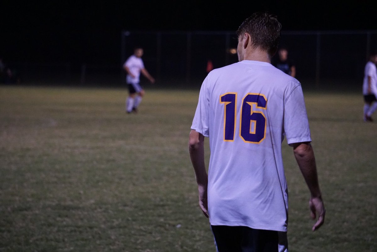 Roberts16Austin's tweet photo. 10 days till college, count down has started ⚽️🔥🤙 #D2ready https://t.co/gpjXrZ7Zfs