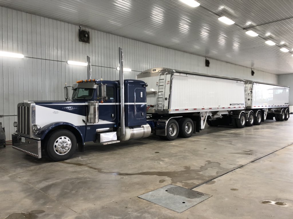 DoubleBarDFarms's tweet photo. Added another unit to help keep up to the #Lexions for #harvest19
#Peterbilt https://t.co/s5JlMW5W2i