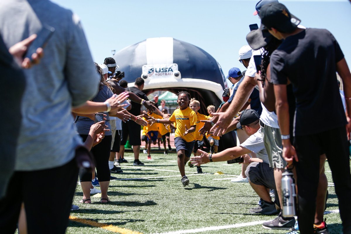 ChargersCR's tweet photo. #ICYMI β Last weekend at #ChargersCamp, we hosted our annual @USAFootball #ProtectionTour with @RiddellSports educating local youth on proper helmet fitting and the football fundamentals #BoltUp https://t.co/p2runMktLB