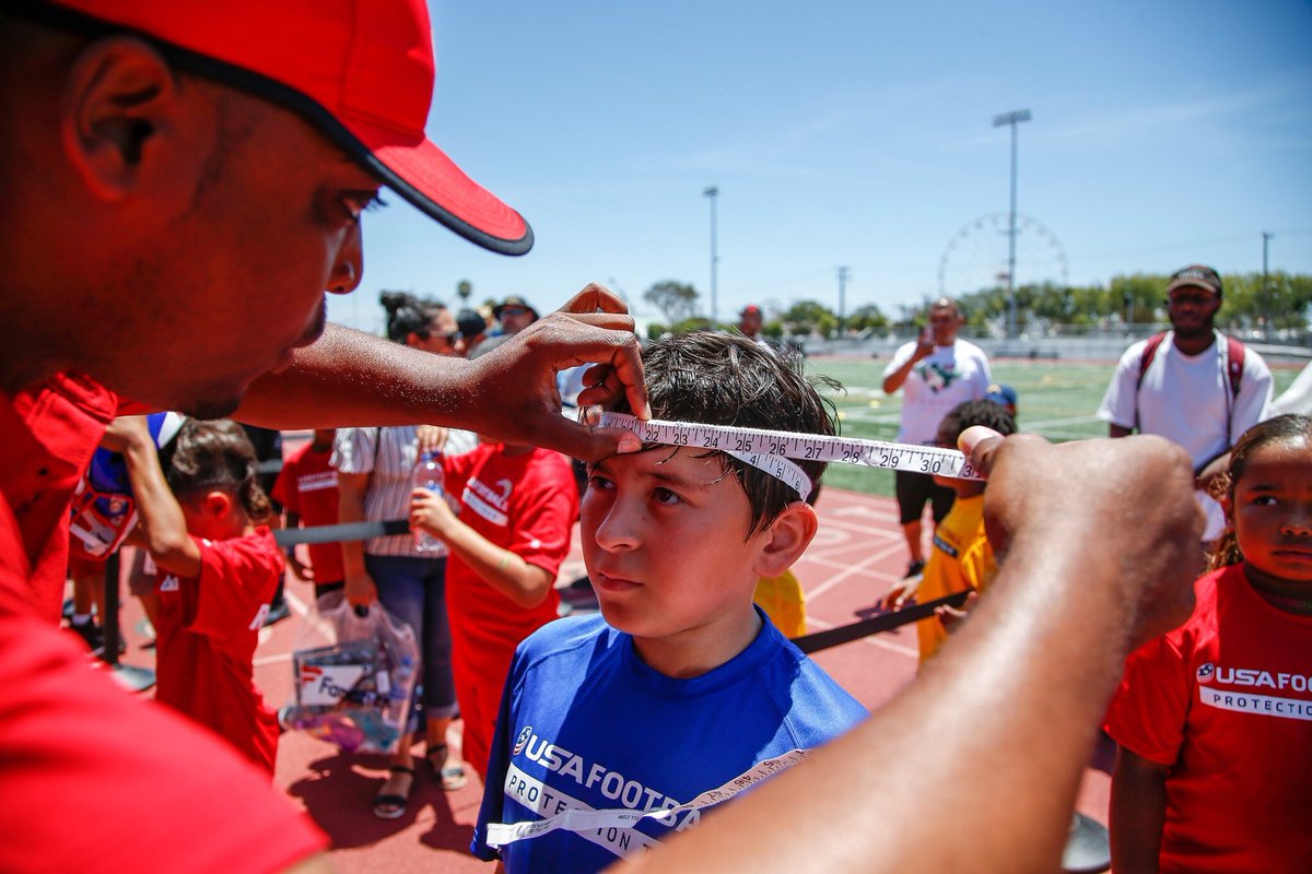 ChargersCR's tweet photo. #ICYMI β Last weekend at #ChargersCamp, we hosted our annual @USAFootball #ProtectionTour with @RiddellSports educating local youth on proper helmet fitting and the football fundamentals #BoltUp https://t.co/p2runMktLB