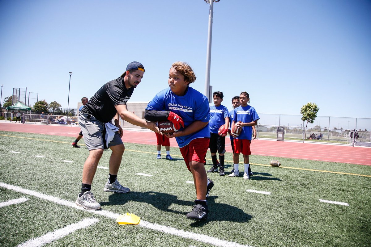 ChargersCR's tweet photo. #ICYMI β Last weekend at #ChargersCamp, we hosted our annual @USAFootball #ProtectionTour with @RiddellSports educating local youth on proper helmet fitting and the football fundamentals #BoltUp https://t.co/p2runMktLB