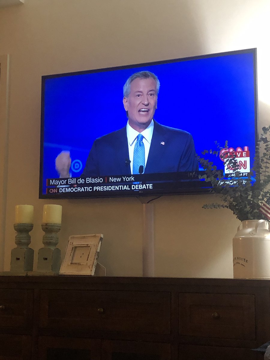 emmmzziiee's tweet photo. Worlds biggest moron lmao @NYCMayor how u gonna run THE UNITED STATESSSS when you’ve single handedly destroyed NYC????? https://t.co/J2An0GOo9w
