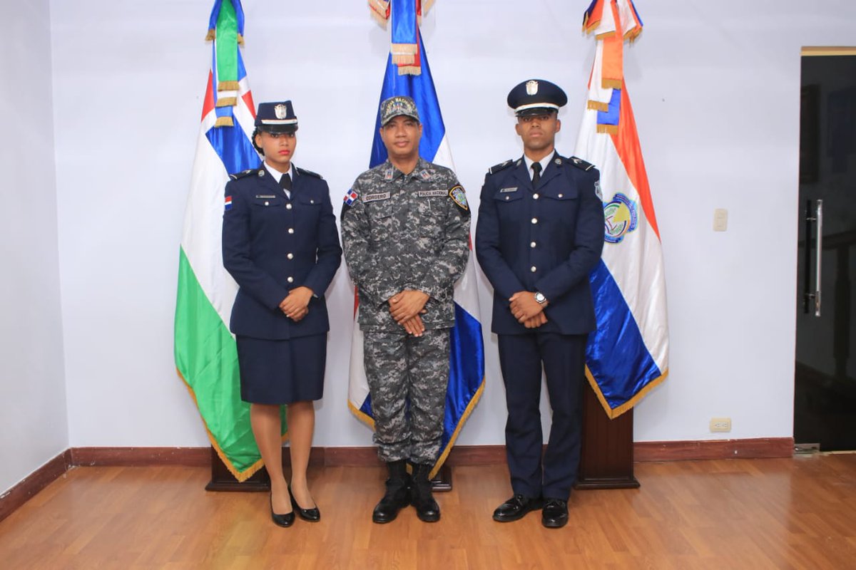 escuelapnrd's tweet photo. Director de esta Escuela para Cadetes, Cnel. Paul Cordero Montes de Oca, P.N. recibe en su despacho a los cadetes de 1er año Santos Campusano, P.N. y Mejía Roque, P.N. los cuales están becados en la Escuela de Oficiales de Policía Doctor Justo Arosemena ( #ESOPOL )... @PoliciaRD https://t.co/iPwNU17VRH