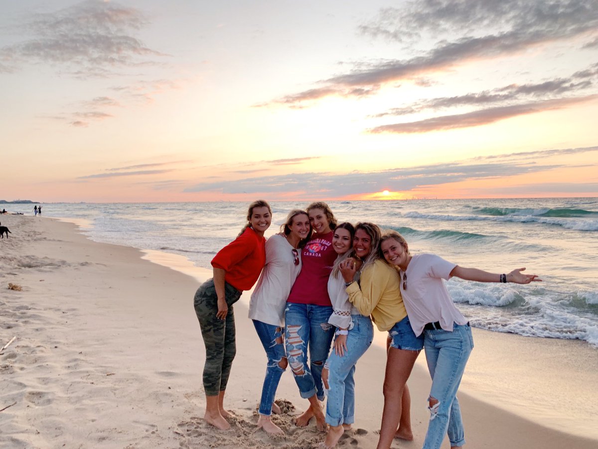 hanmaier0613's tweet photo. there’s just something about the friends i’ve grown up with💛 love y’all forever &amp; ever https://t.co/UoJP6R5LUn