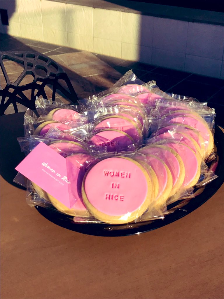 charleton_glenn's tweet image. #womeninrice Come and grab a cookie at the @ricegrowers  conference! 🌾 🍚