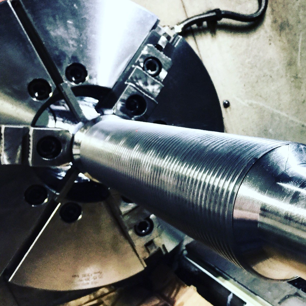 TheBeardedNut's tweet photo. Love my job. Machining some BOP Locking Screws. #bop #instamachinist #blowoutpreventer #lockingscrew #customfasteners #criticalapplication #madeintheusa #redwhiteandbolt #subsea https://t.co/tmt3Jv0Lgg