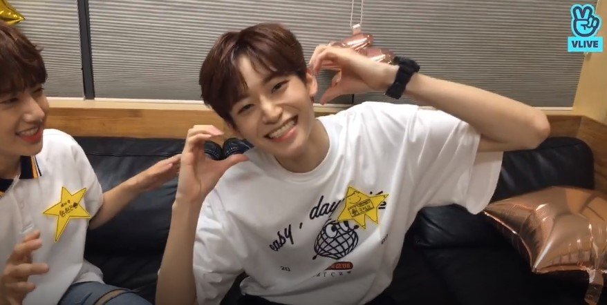 Vliveofficial's tweet photo. [V LIVE] 시작도 전에 와르르 터져버린 하트💕💝 이러다 내 광대까지 팡팡 터져버릴지 몰라🥰💗 울 함조리카 모구모구 그리고 패티까지🌱🐣💝 이 뽀쨔기들 귀여운거 모르는 사람 있나❓ 탕🔫 또 있나⁉️😂💦  

▶https://t.co/zdmXhs65mH

#스타쉽 #STARSHIP #구정모 #함원진 #문현빈 #VLIVE https://t.co/ikkrqjA2Pz