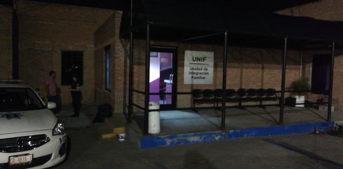TelediarioCoah's tweet photo. Personal de la Unidad de Integración Familiar aseguró a un menor de aproximadamente 2 años de edad que permanecía solo a las afueras de una tienda en la colonia 15 de abril. El caso ya fue turnado a la PRONNIF. https://t.co/Gfl2hnpRpA