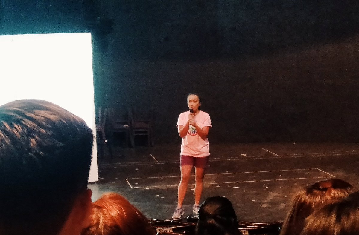 updkalasag's tweet photo. TINGNAN: Kasalukuyang nagtatanghal ang UP SAMASKOM ng pahapyaw sa kanilang variety show na Live AIDS: Ang Istoryang Dinebelop sa Maskom.

#KALahi
#CALNeedsSpace
#TanggolWikaAtBayan
#FreshieFight
#FreeEducNow https://t.co/q9cOl7KOPR