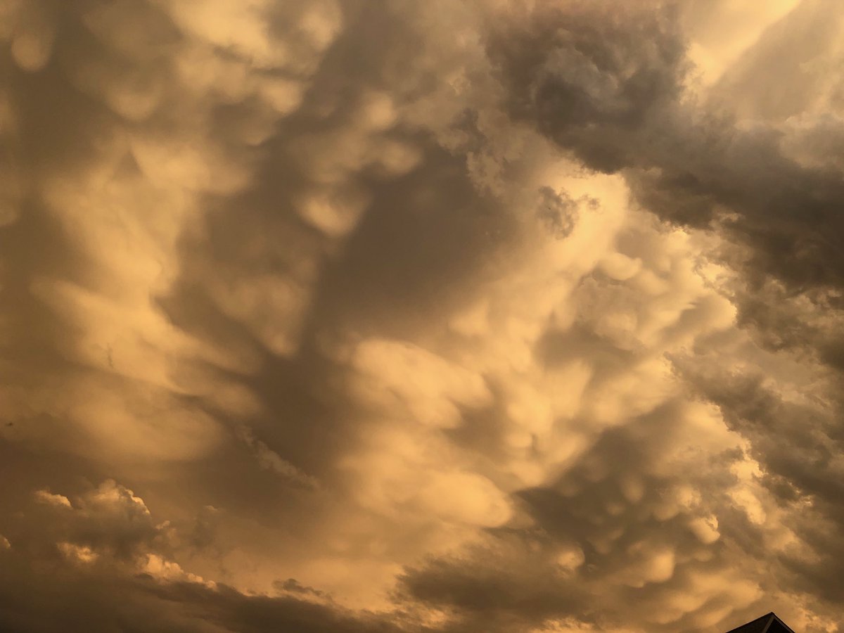 jkitswx's tweet photo. Quite the mammatus show happening right now. #mtwx #missoula #nofilter https://t.co/1TdTOa8ipM