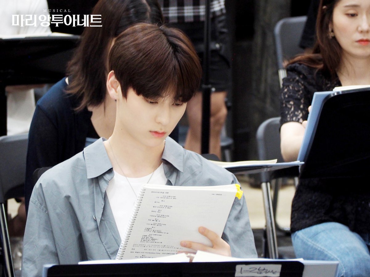 _at_daybreak__'s tweet photo. 마리앙 연습스케치

https://t.co/Q0DEvPpTcN
#황민현 https://t.co/mBLcddnmEw