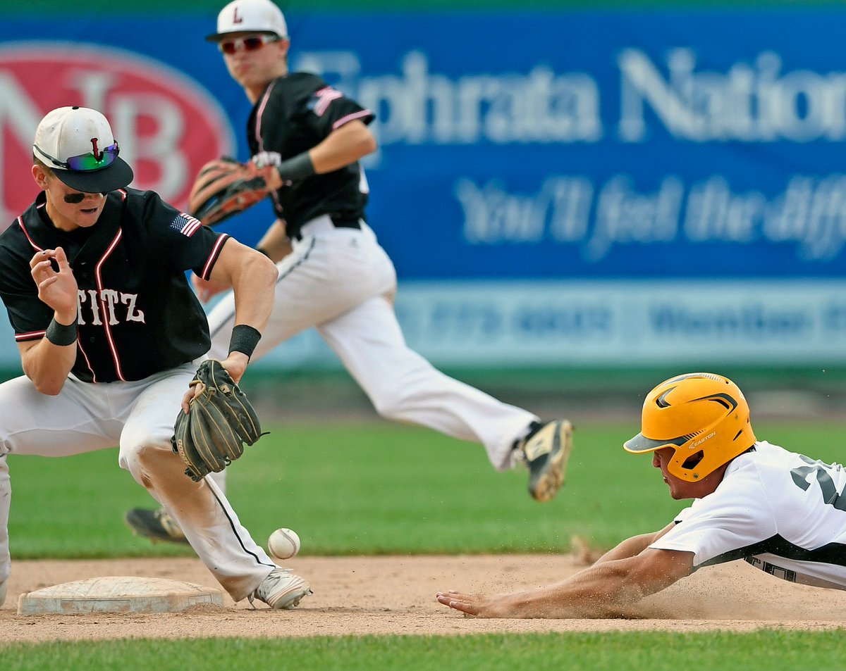phojoknight's tweet photo. Lititz Oddfellows wins a wild one in the 8th on a controversial call 7-6 over Solanco in an @LNPTournament Midget quarterfinal game @LancasterSports @LancasterOnline @dbyrneman @TimGrossLNP @LititzODF #LNPtournament #Solanco #BaseBall https://t.co/WOQEVgFcH2