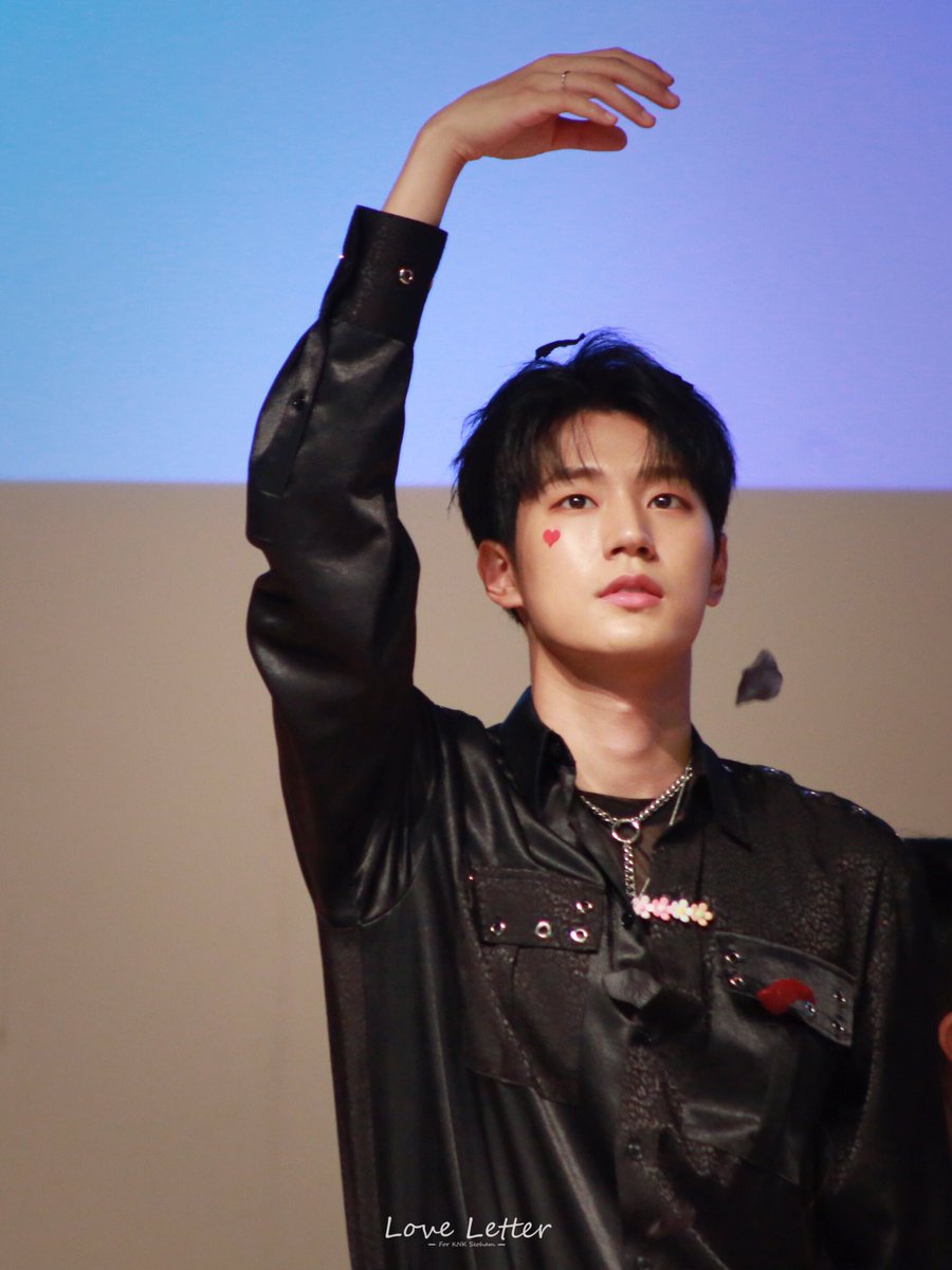 LLetter1028's tweet photo. 190728 명동팬싸 
🍃🥀❤️🖤
#크나큰 #KNK #박서함 #서함 #SEOHAM @KNKOfficial220 
#KNK_SS_COLLECTION #SUNSET https://t.co/cVfyiKPn1J