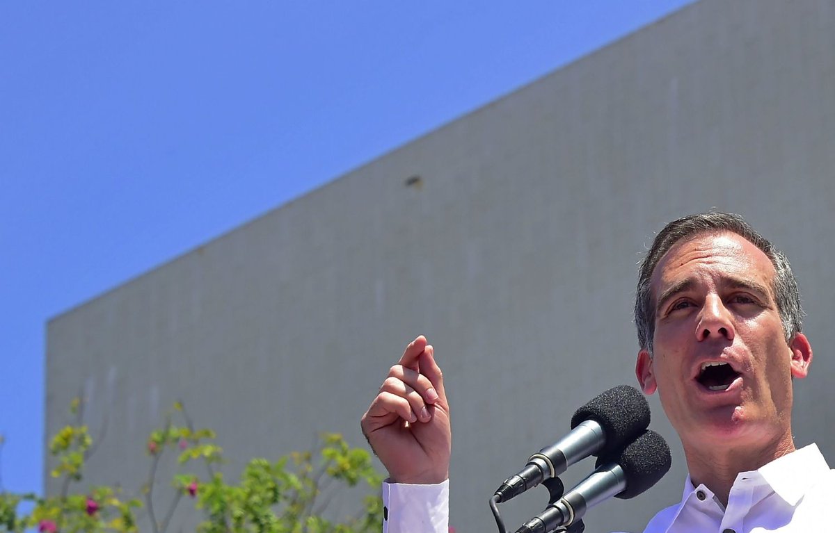 Shortly after an Eric Garcetti PR trip to a NoHo encampment, a homeless woman's belongings were thrown away by city workers. buff.ly/2KeEO6w