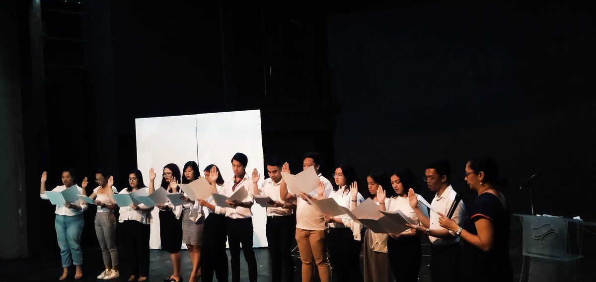 updkalasag's tweet photo. KASALUKUYAN: Nanunumpa ang panibagong Konseho ng Mag-aaral ng Kolehiyo ng Arte at Literatura.

#KALahi
#CALNeedsSpace
#TanggolWikaAtBayan
#FreshieFight
#FreeEducNow https://t.co/b1cqmYmLaa