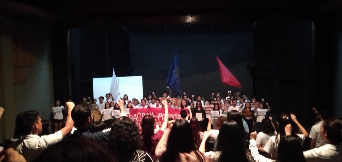 updkalasag's tweet photo. TINGNAN: Sama-samang umawit ng UP Naming Mahal ang mga bagong Artista ng Bayan bilang pagtatapos ng College Welcome Assembly ng Kolehiyo ng Arte at Literatura.

#KALahi
#CALNeedsSpace
#TanggolWikaAtBayan
#FreshieFight
#FreeEducNow https://t.co/2wbRiD5lk1