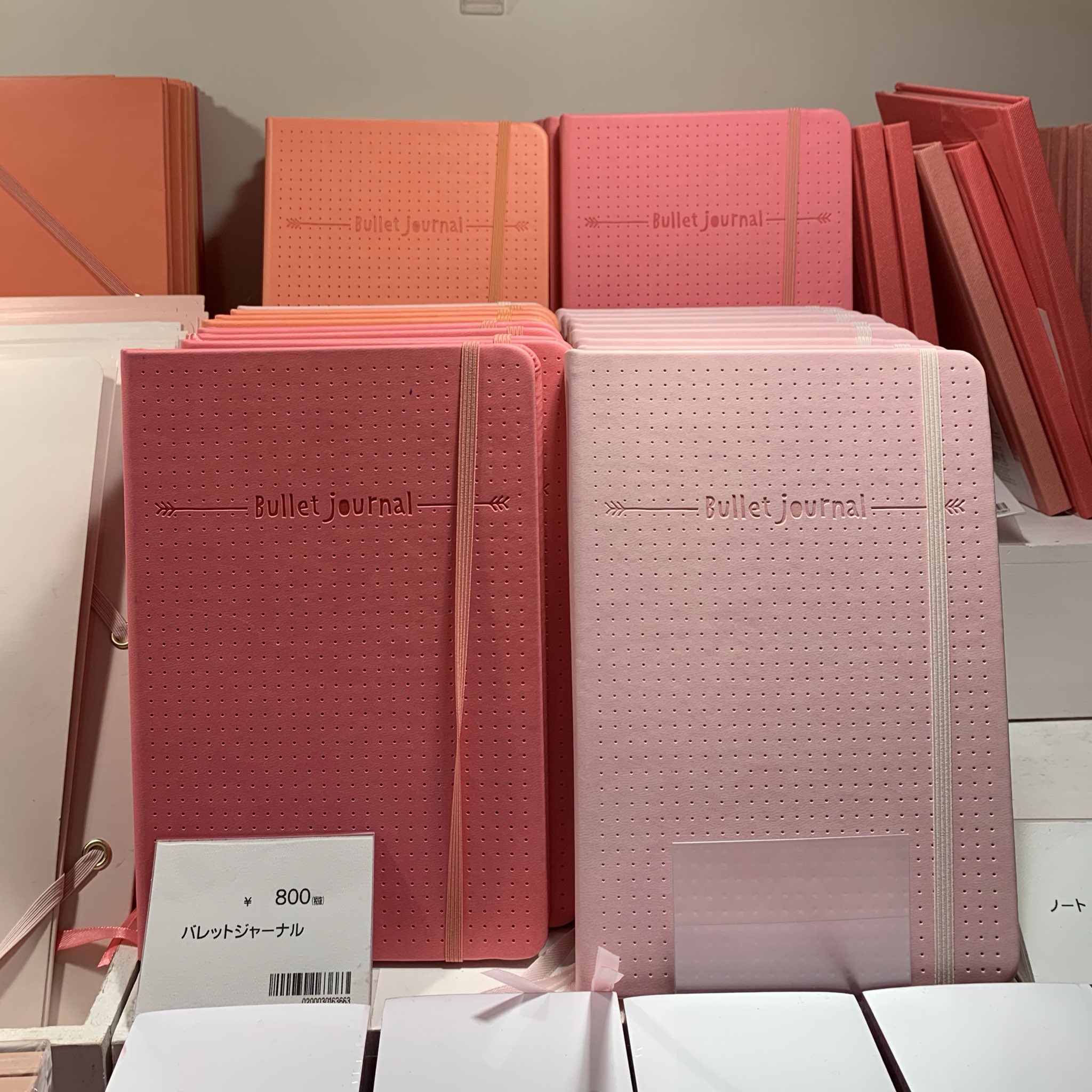 Sakino フライングタイガー Flyingtiger Jp の新商品のバレットジャーナルがめちゃくちゃかわいい 6色展開 絶妙なカラー展開が可愛すぎ しかし 家にノートが溢れているので買うのは我慢してレターセット買ったよ ノート好きな人はチェック