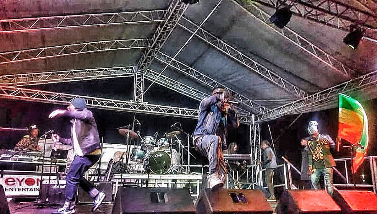 teekay_the1st's tweet photo. We mash up ah set with that urbansothoswagg drip @t4tonykgoroge #modatjie & yo Gena ππΏ#teekaythe1st #lekhwepha
____________________________________________
#reggae #music #onedrop #roots #iphonography #mminowasesotho #sothowaytion #southafricanmusic #dreads #newwaverasta https://t.co/x3uvTZNani