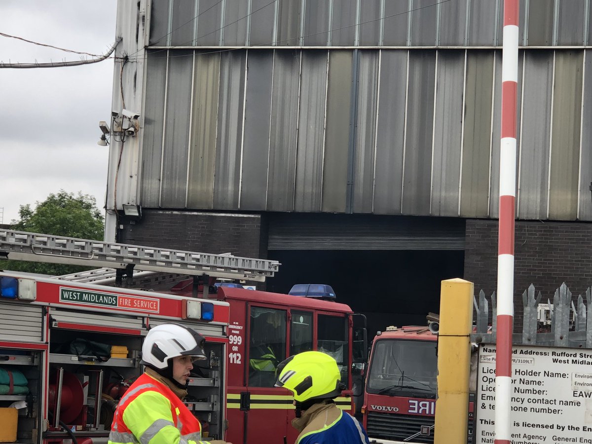 LiamKeen__'s tweet photo. The fire damage has been contained to inside the building. https://t.co/O8gynIkxNp