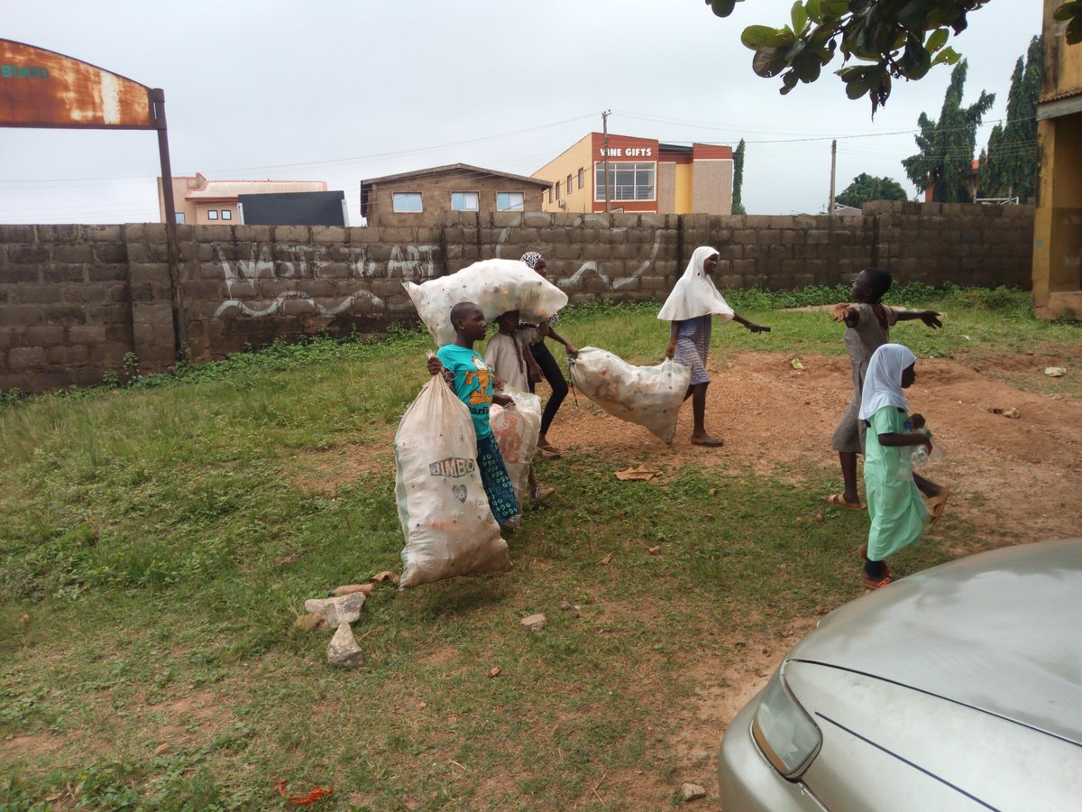 ademolajames_01's tweet photo. The kids can also get involved,we can cover large space and get optimum result if we get to the grassroots and not neglecting anyone #upcycling #IDCprimarySchool #EcoSummerCamp'Ibadan @JumokeOlowo @mydsigate @KunleAwotiku @WestAfricaENRG @Uniplanservices @NGYouthSDGs @MDPIbadan https://t.co/TcjVDfWnv7