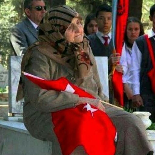 Bir yetim çocuğun gözlerinden akan yaşlar gibiydi hayatımız.. her gören mendil uzattı ama acımızı kimseler silemedi...