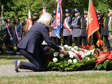 Minister Bożena Borys-Szopa przy pomniku Mokotów Walczący – 1944 w ramach obchodów 75.rocznicy Powstania Warszawskiego