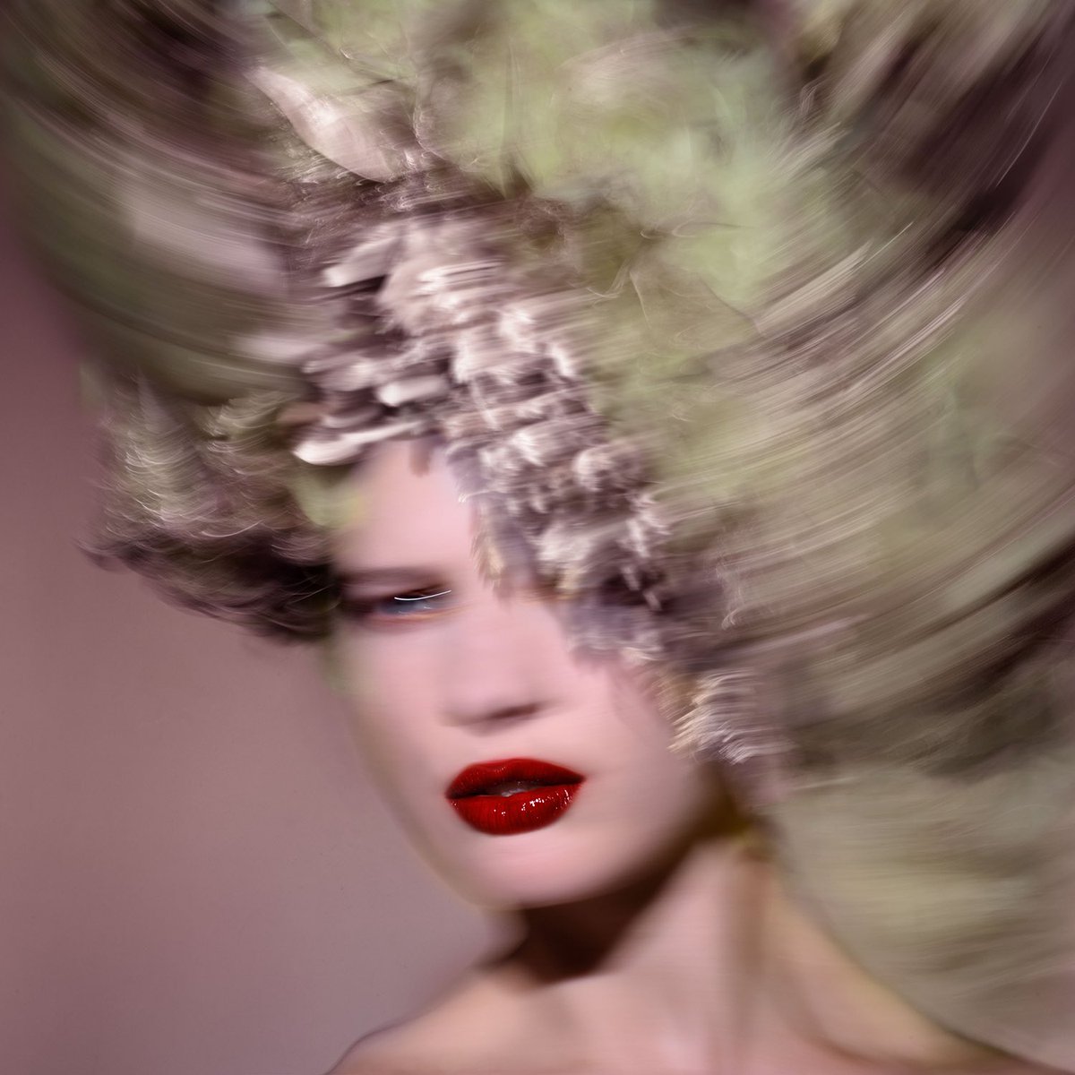 ELLIS LIPS
4 long-wearing textures
36 shades for every skintone
Creamy Lips - traditional coverage
Milky Lips - slightly transparent
Glazed Lips - non-sticky gloss
Hot Lips - ridiculously pigmented
no animal testing
no parabens