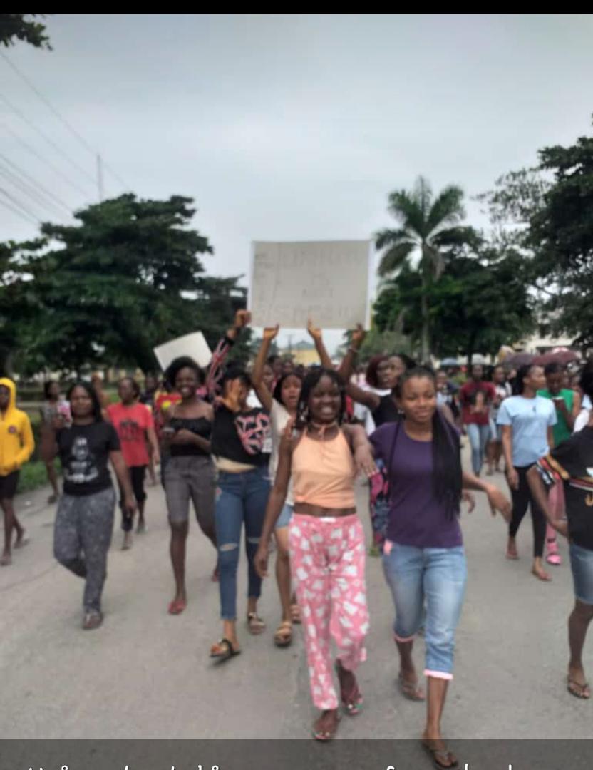 insideuniuyo's tweet photo. Robbers attacked Hall 6 again this morning, brandishing guns, cutlasses and a #POS_Machine.
They carted away phones, laptops and money; students were also forced to use the PoS, others were beaten up.
Same hostel was robbed on Monday.
#insideuniuyo
#UniuyoIsNotSafe https://t.co/fSoG99TRKS