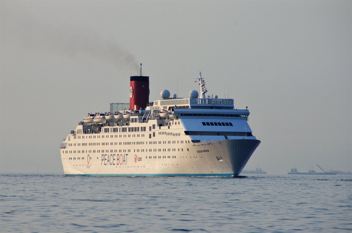 panamaru2's tweet photo. #OCEAN_DREAM #EX_TROPICALE #IMO7915096 #PASSENGER_SHIP GRT35,265t B-1981 arriving in Yokohama from Rabaul
#ピースボート 御年38才 #OCEAN_DREAM が 早朝の横浜航路に入り、大桟橋に向かいました。
#shipsinpics 01/08/19 https://t.co/OosKO1lQ8q