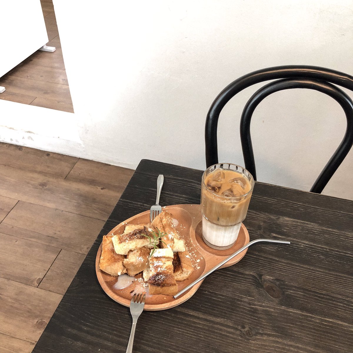 Originallims's tweet photo. Cup Of Tea☕️
:vintage selectshop&amp;คาเฟ่เล็กๆที่อยู่บนดาดฟ้าชั้น5 ย่านmyeongdong ให้ฟีลwarm/cozyมาก toastอร่อยดี เมนูมีไม่เยอะ มีโซนoutdoor+วิวที่เห็นn seoul towerได้อย่างชัดเจน ไปโล้ด
📍chungmuro exit5/myeongdong exit10 (สายสีฟ้า)
#originallim #รีวิวเกาหลี #รีวิวคาเฟ่ #คาเฟ่เกาหลี https://t.co/EtXOPcqxj0