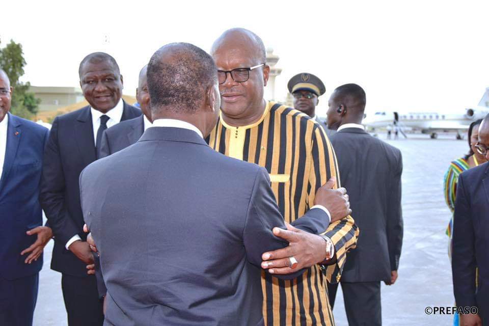 presidencebf's tweet photo. Fin du #TAC8. C’est dans une ambiance de fraternité, voire de complicité, que @rochkaborepf et son hôte @AOuattara_PRCI se sont dit au revoir dans l'après-midi de ce mercredi 31 juillet, à l’aéroport international de Ouagadougou #BurkinaFaso #lwili https://t.co/F7qtfXpUo0