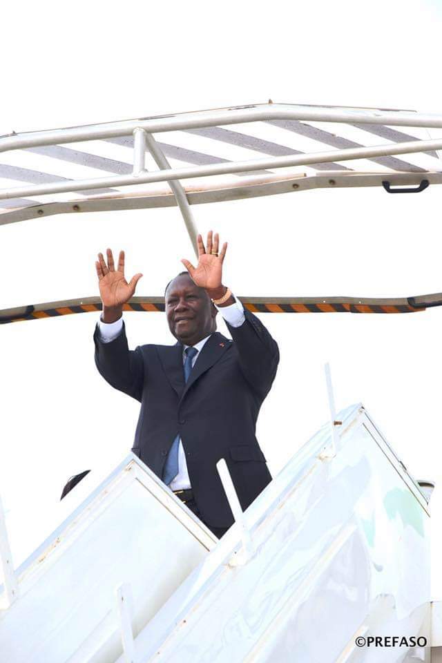 presidencebf's tweet photo. Fin du #TAC8. C’est dans une ambiance de fraternité, voire de complicité, que @rochkaborepf et son hôte @AOuattara_PRCI se sont dit au revoir dans l'après-midi de ce mercredi 31 juillet, à l’aéroport international de Ouagadougou #BurkinaFaso #lwili https://t.co/F7qtfXpUo0