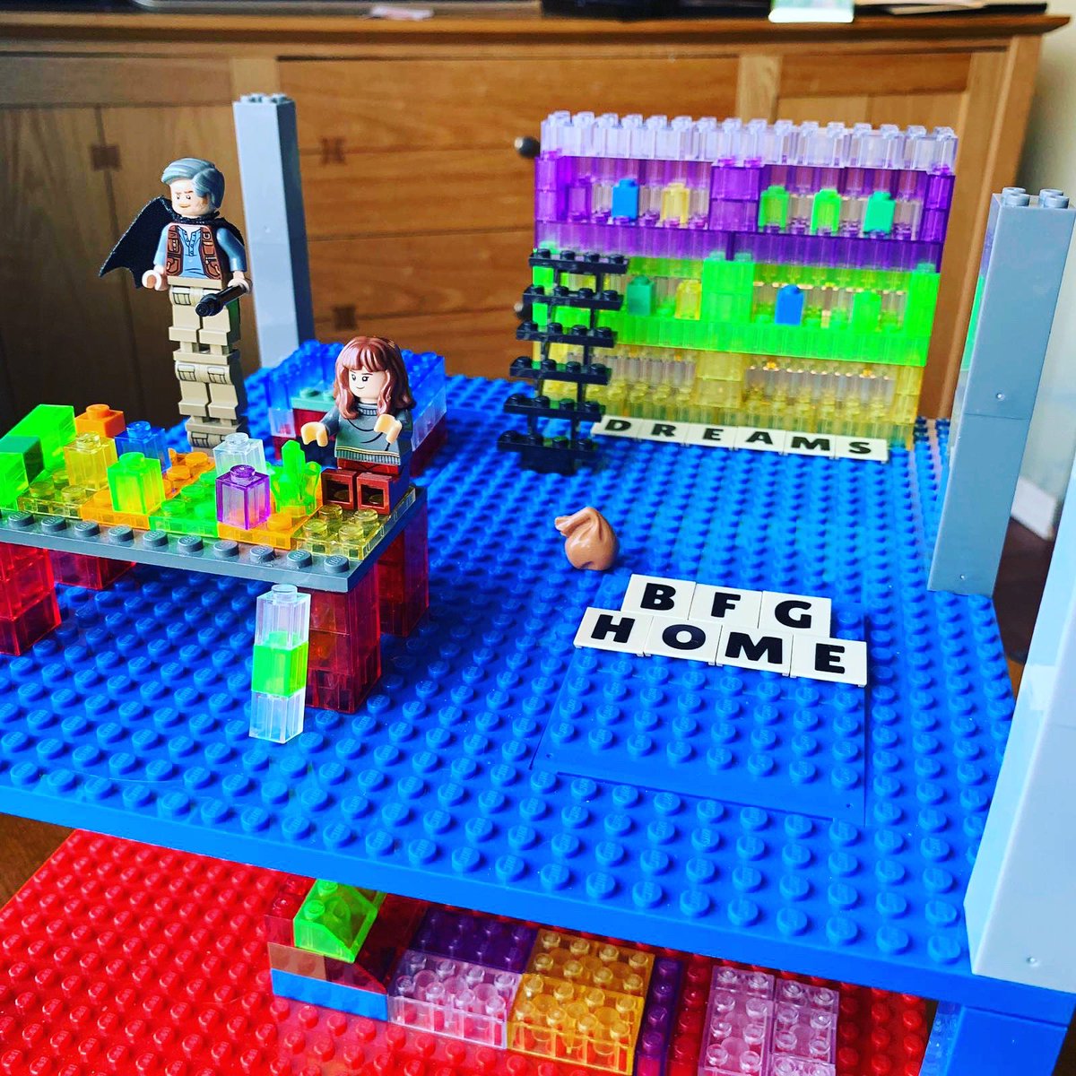 StrictlyBriksUK's tweet photo. We love this creation of the BFG’s home here with shelves of dreams, a table with bottles of dreams on, frobscottle, snozcumber, bag and trumpet for blowing dreams, Sophie (aka Hermione) and the BFG with 4 pairs of legs! Thanks for sharing @fuelledbylatte https://t.co/unY436dlEi