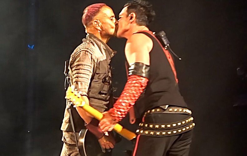 Los miembros de Rammstein se besan en protesta de la ley anti LGTBI en Rusia.

#Rammstein