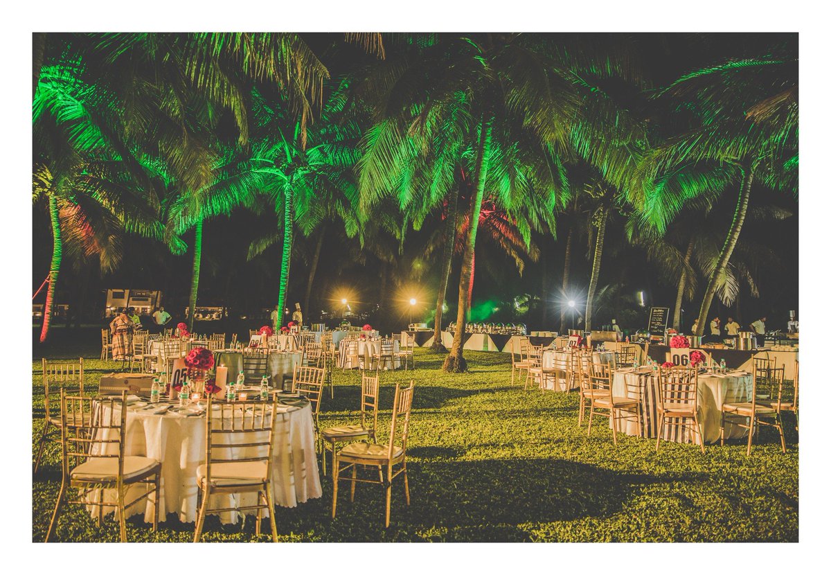 ByGarema's tweet photo. Classic Favourites!!
Black &amp; white stripes studded with oodles of red roses. 
Paired with gold hue from the tiffany chairs &amp; some pretty candles.

Picture Credits : @eternitypicturesindia

 #blackandwhite #reception #weddings #weddingplanner #weddingreception #wedding  #gkww https://t.co/r63K9DNu36